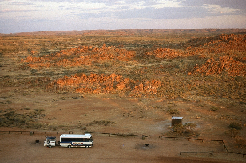 680_Op de vrij-kampeerplek bij Devils Marbles.jpg